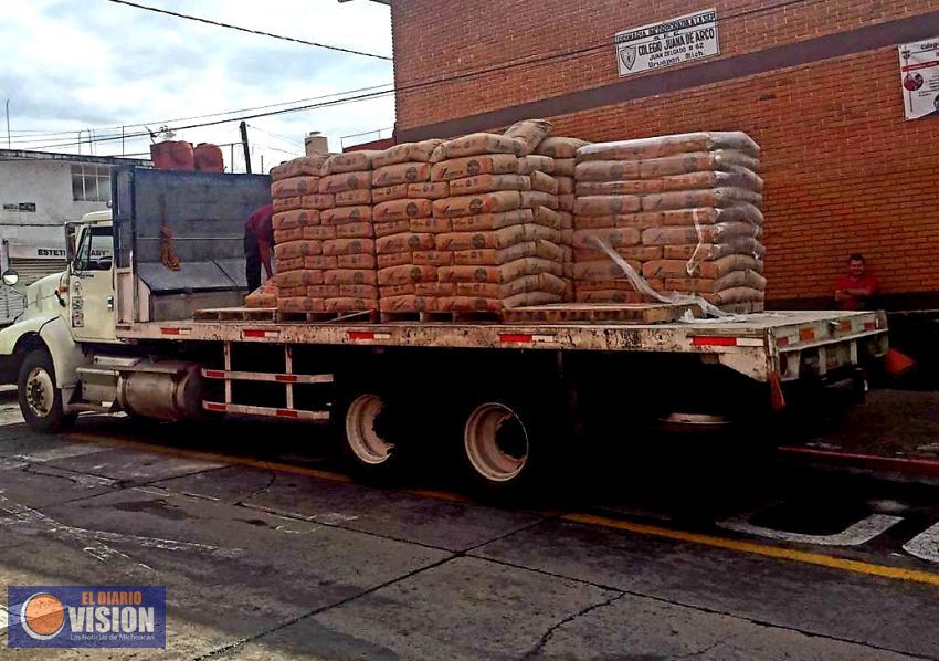 Paco Cedillo entrega 18 toneladas de cemento a familias de Uruapan