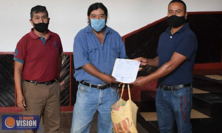 Ayuntamiento de Erongaricuaro, entrega, apoyos a la escuela de la comunidad de Puacuaro 