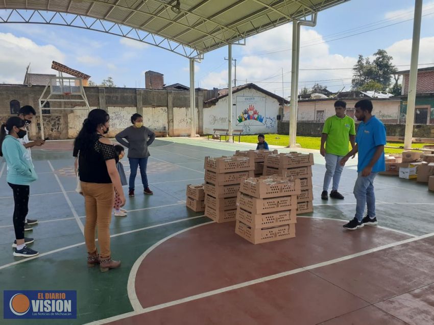 En contribución a la economía alimentaria familiar Lupillo Aguilera entrega apoyos