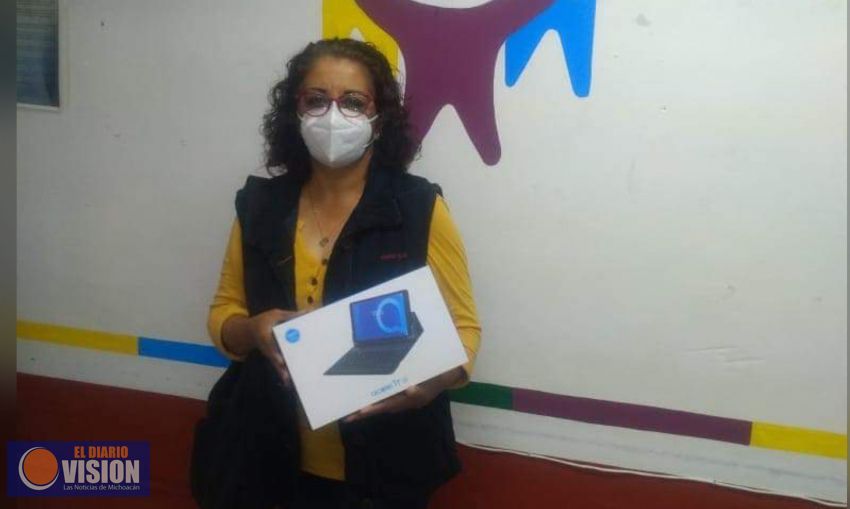 Gobierno de Zacapu, beneficia a la población, con la entrega de Tablet-Laptop 