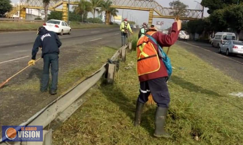 Gobierno de Morelia, pone en marcha jornada de limpieza en el Periférico, para reducir accidentes 