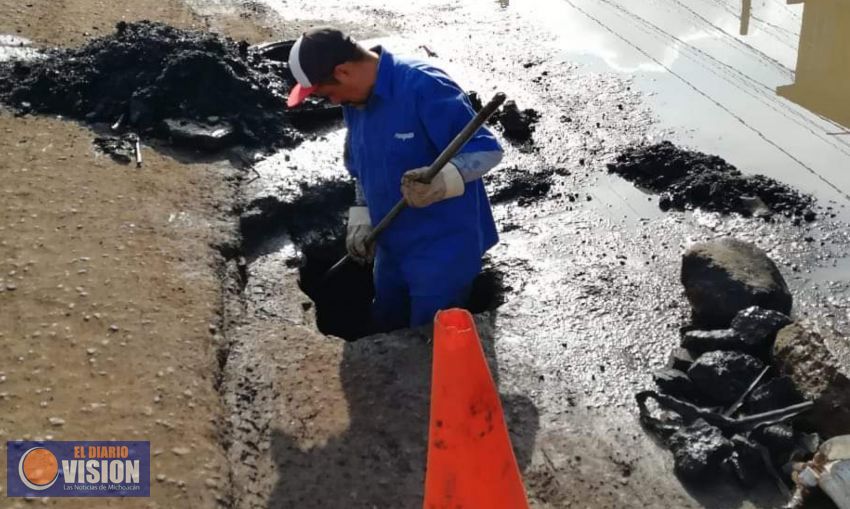 Tapan bache donde cayó ayer un ciclista sobre la salida a Quiroga 