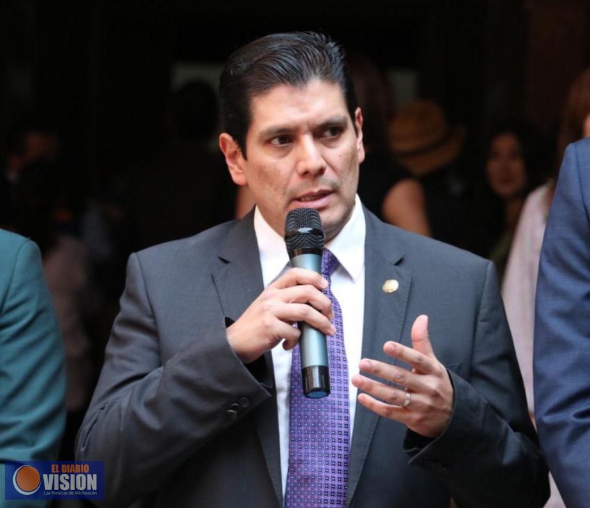 Promueve Ernesto Núñez titulación gratuita para estudiantes con excelencia académica