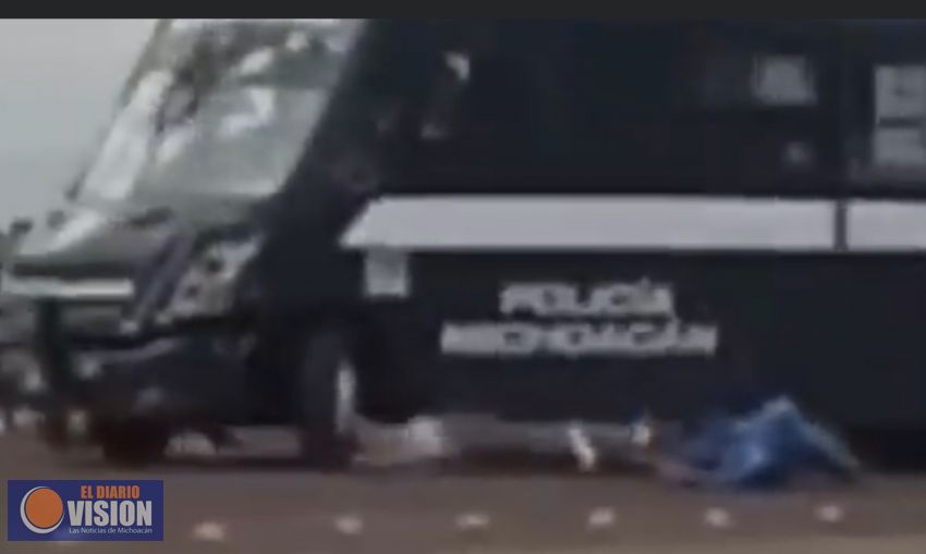 Según SSP el chofer del camión forcejeaba con 2 normalistas que pretendían apoderarse de la unidad 