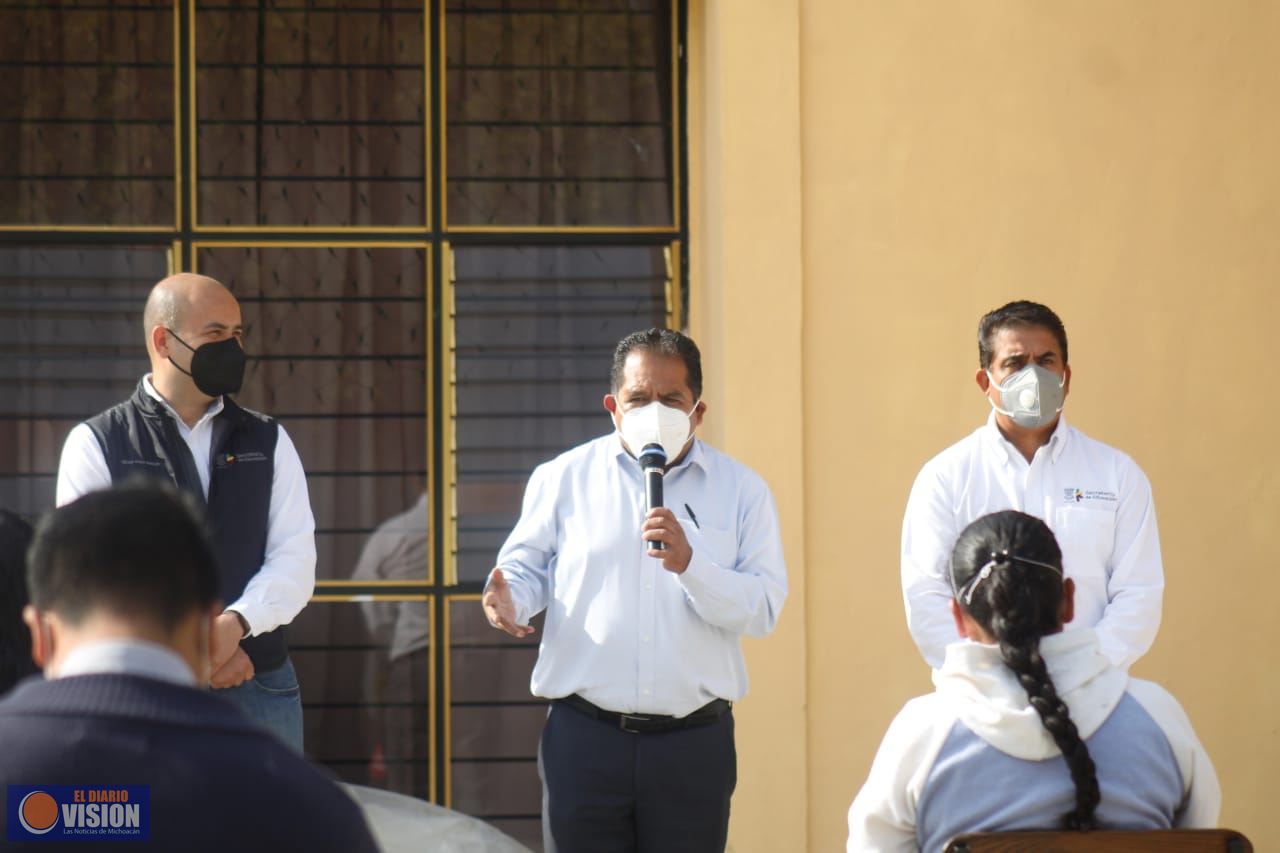 Lupillo Aguilera entrega apoyos al albergue escolar “Siervo de la Nación”, en Villa Madero