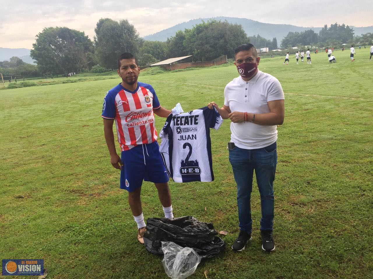 Paco Cedillo entrega uniformes deportivos en la comunidad de Caltzontzin