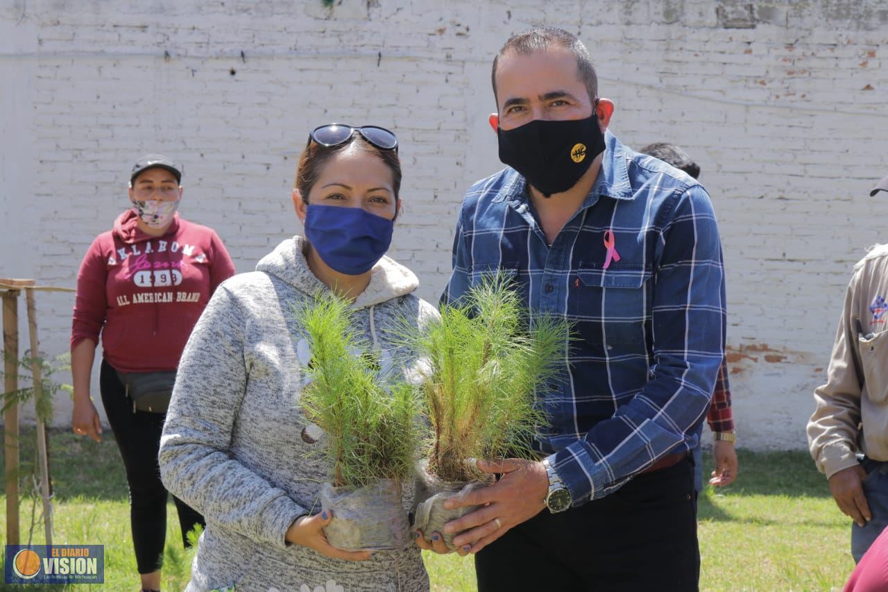 Humberto González en Puruándiro distribuye árboles y convoca a la protección ambiental
