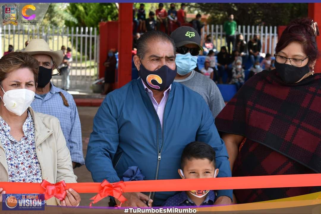 Ariel Trujillo Córdova, inauguró la techumbre en la comunidad de Agua Caliente
