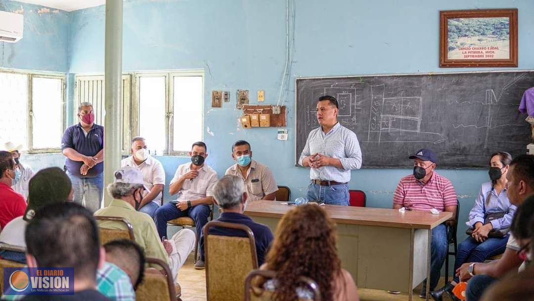 Torres Piña, se reúne con vecinos de la tenencia de infiernillo en el municipio de Arteaga 