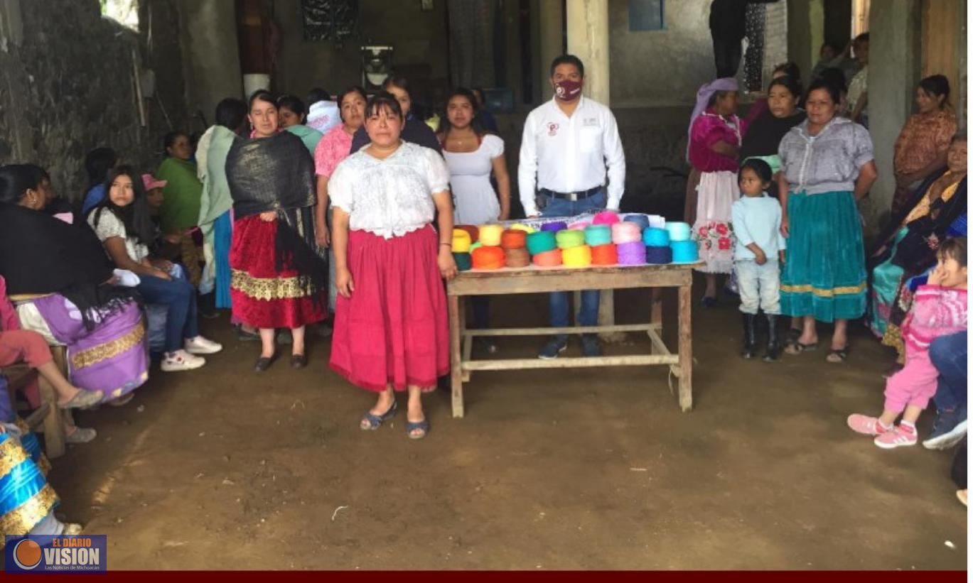 Paco Cedillo entrega enseres a artesanas de Los Duraznos para que inicien talleres de costura