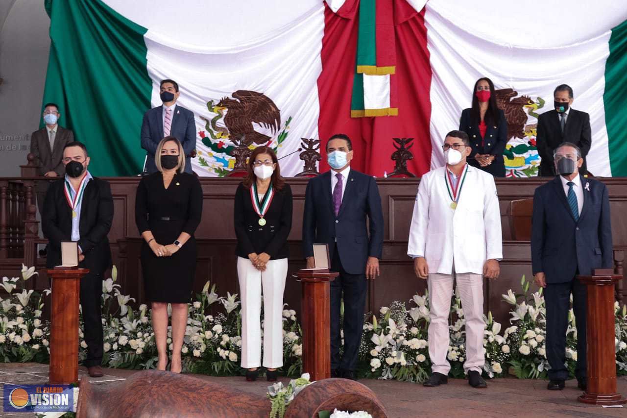 Entrega Congreso presea “Constitución de 1814” a personal médico michoacano