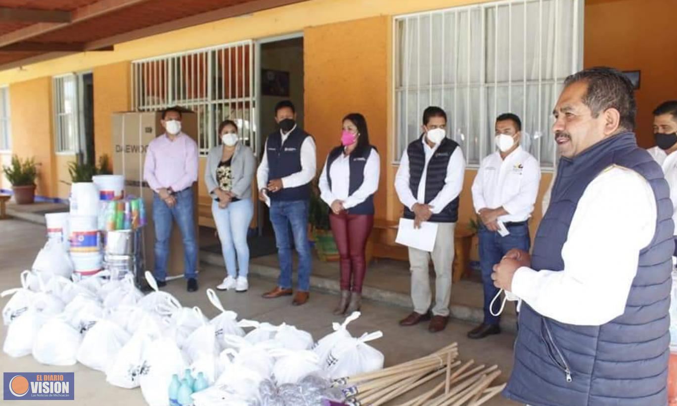 Lupillo Aguilera, entrega apoyos a centros escolares de su distrito 