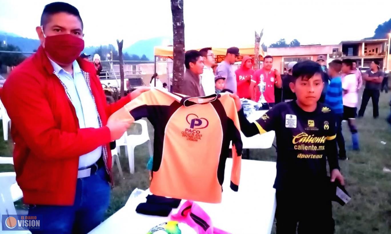 Paco Cedillo entrega premios a niños deportistas de San Lorenzo 