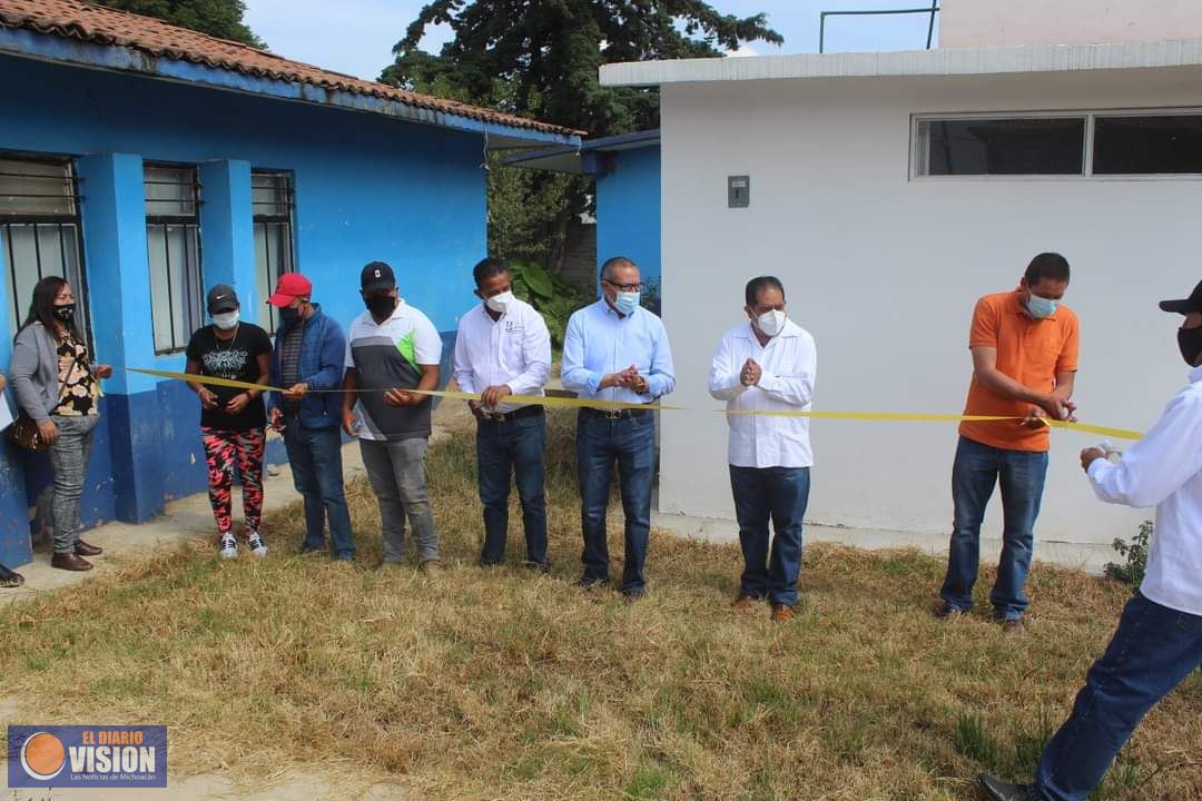 El diputado Lupillo Aguilera, entrega varías obras en el Municipio de Huiramba 