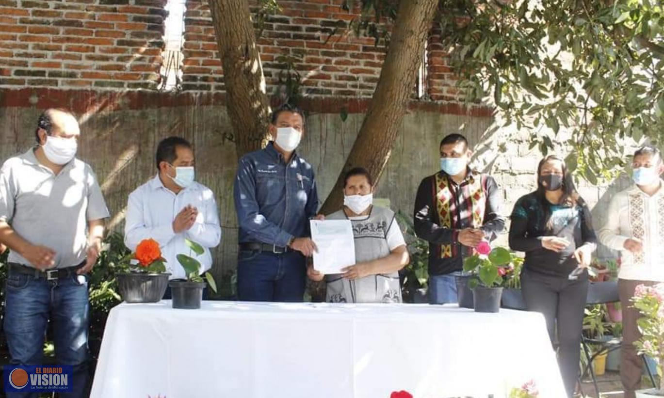 Entrega, Lupillo Aguilera, apoyos a productoras de la flor del geranio de Tingambato 
