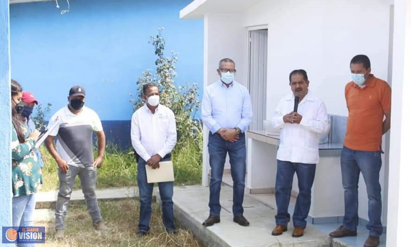 Lupillo Aguilera inaugura obras educativas en Huiramba