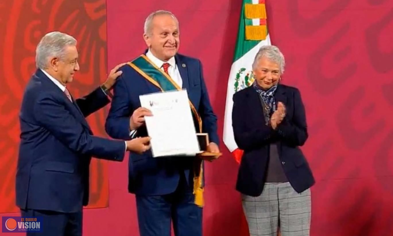 Es un honor estar con Obrador: Seade Kuri al ser condecorado