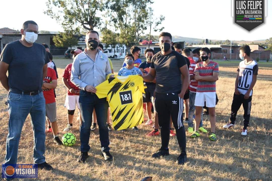 Entrega, Luis Felipe León Balbanera, uniformes deportivos en la comunidad de la Vírgen 