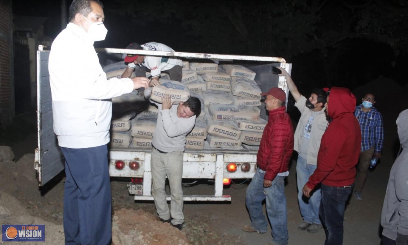 Lupillo Aguilera entrega material para construcción de puente en San Ángel Zurumucapio