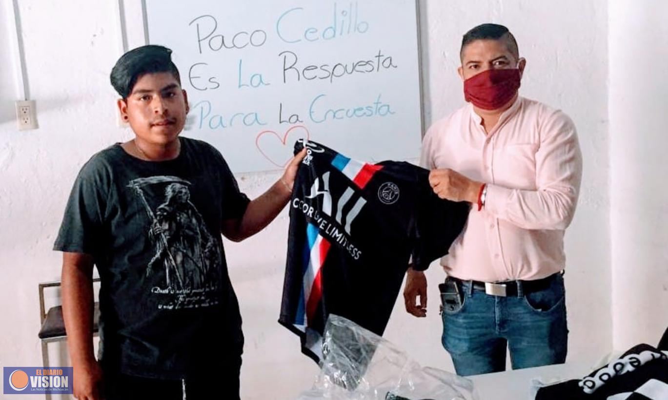 Paco Cedillo entrega uniformes al equipo de fútbol “Real Jaramillo”
