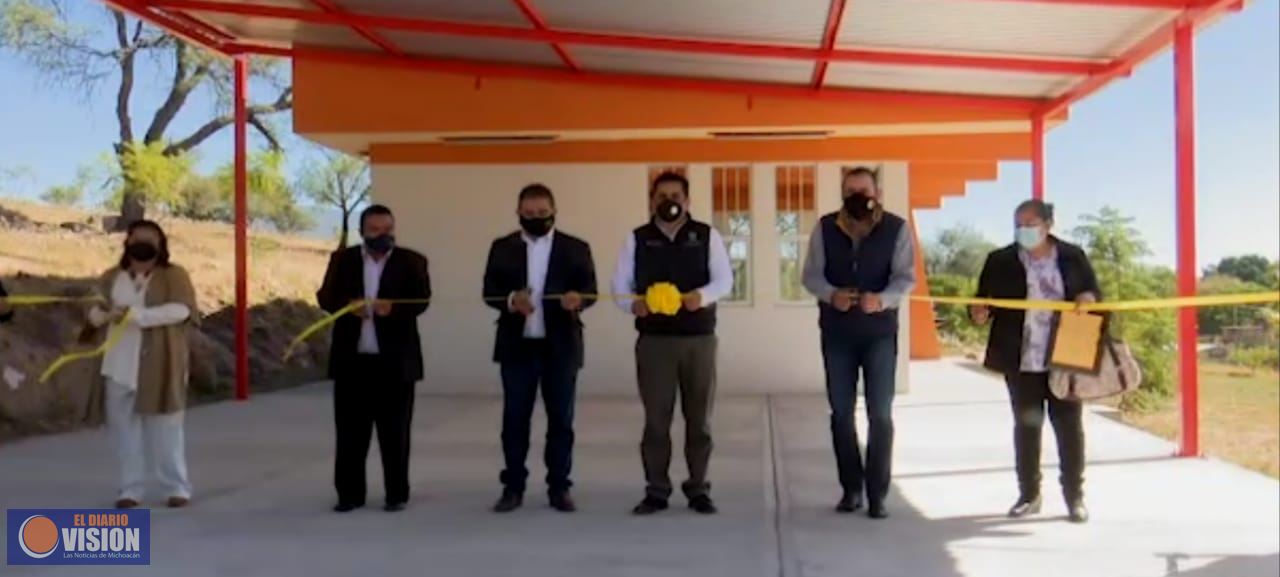 Humberto González, inauguró la cafetería y la techumbre del CECyTEM plantel Huandacareo