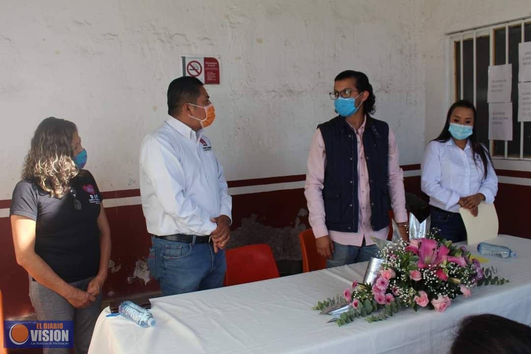 Entrega DIF Puruándiro becas para personas con discapacidad