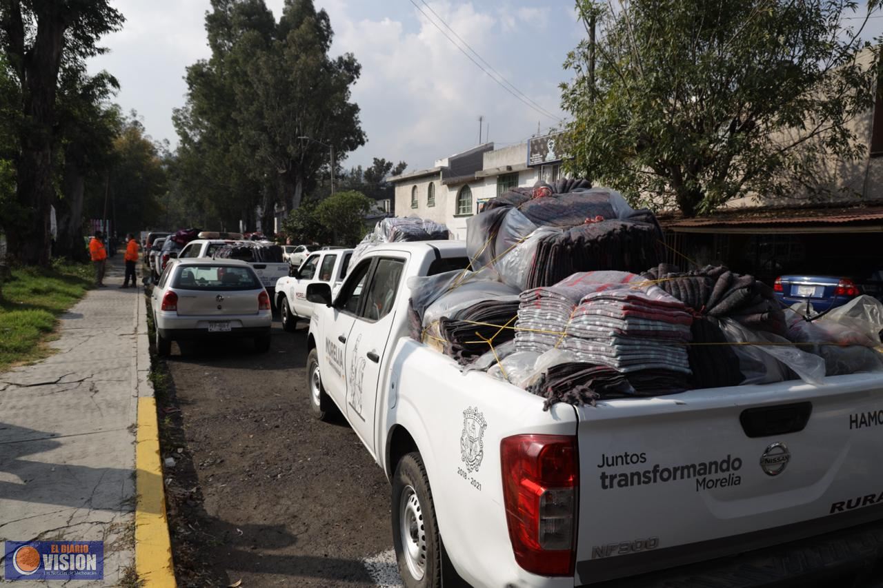 Parte caravana de cobijas del DIF Morelia a colonias y comunidades 