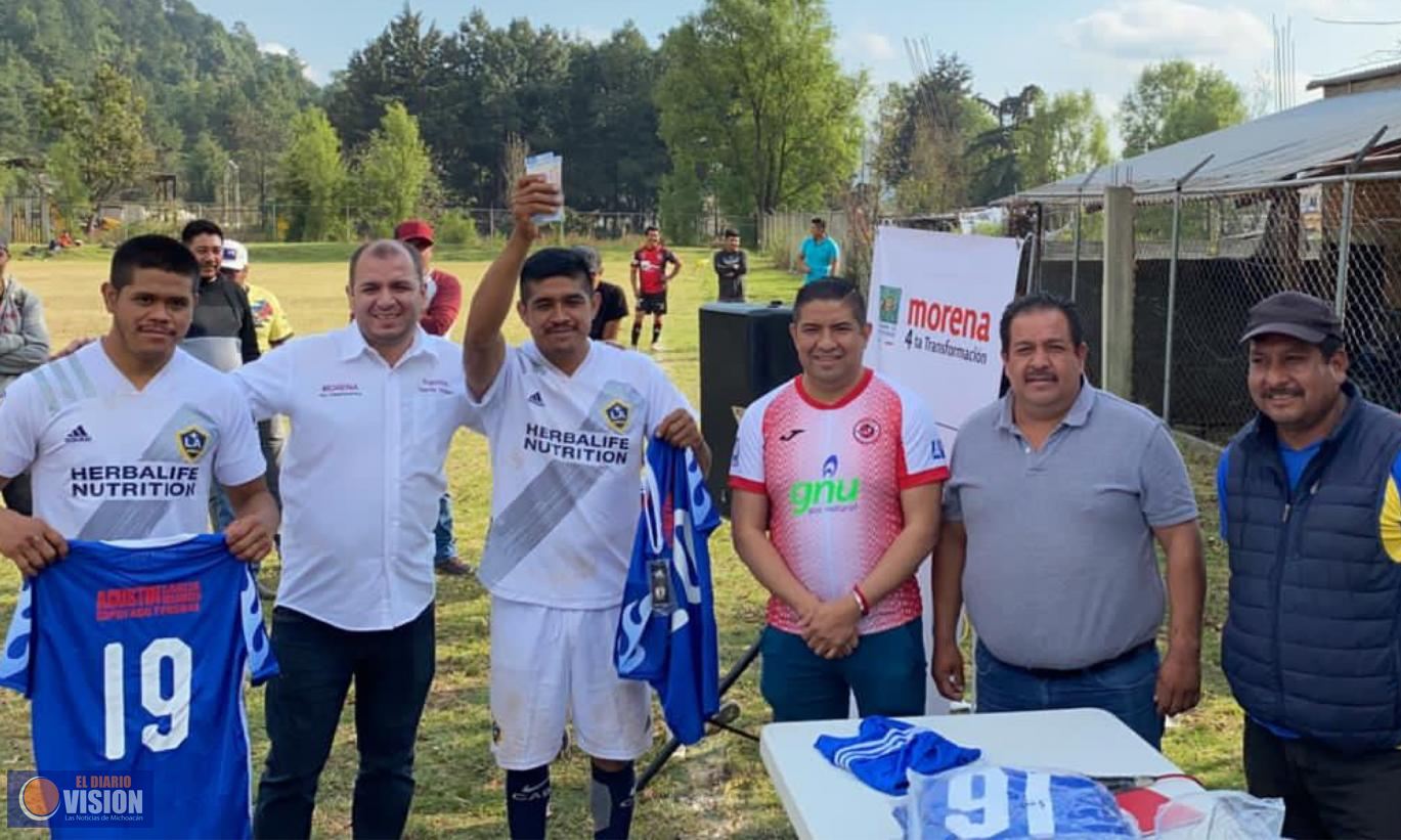 Paco Cedillo premia a los ganadores del Torneo de Fútbol 4T Inter Comunidades Indígenas