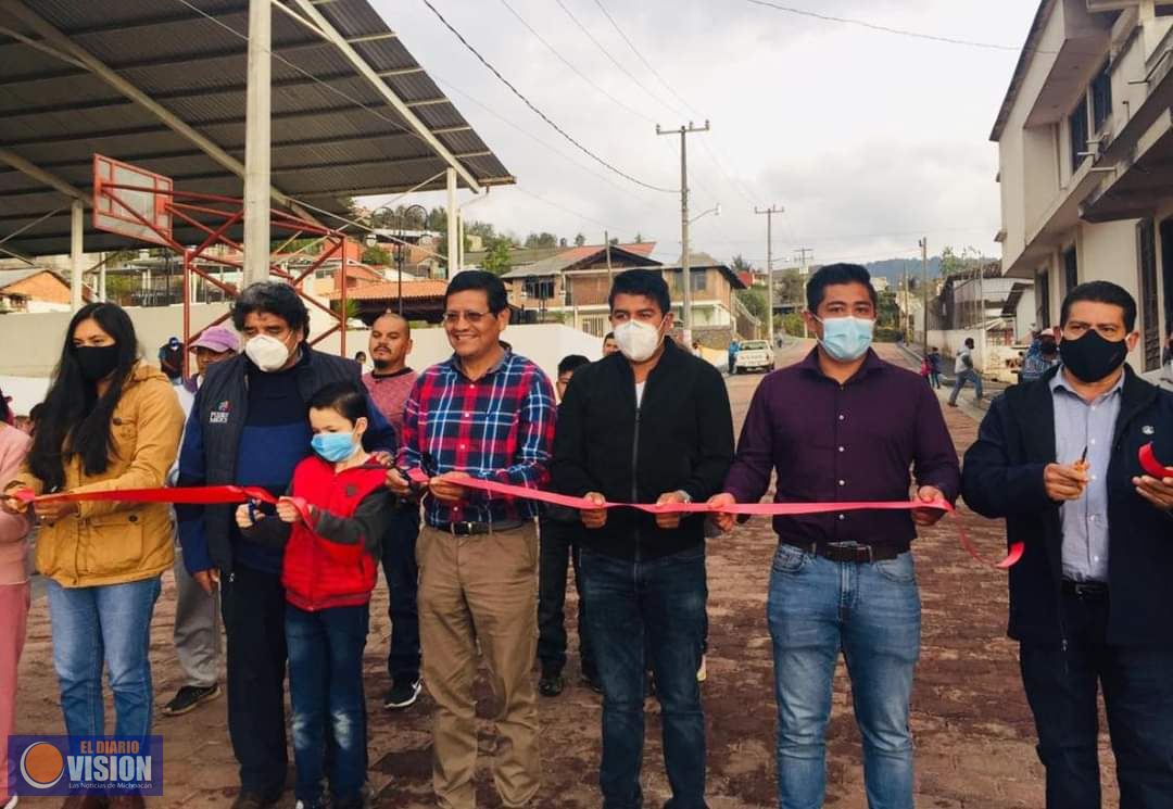Jesús Lucas Ángel, inauguró las calles Jalisco y Michoacán de Casas Blancas