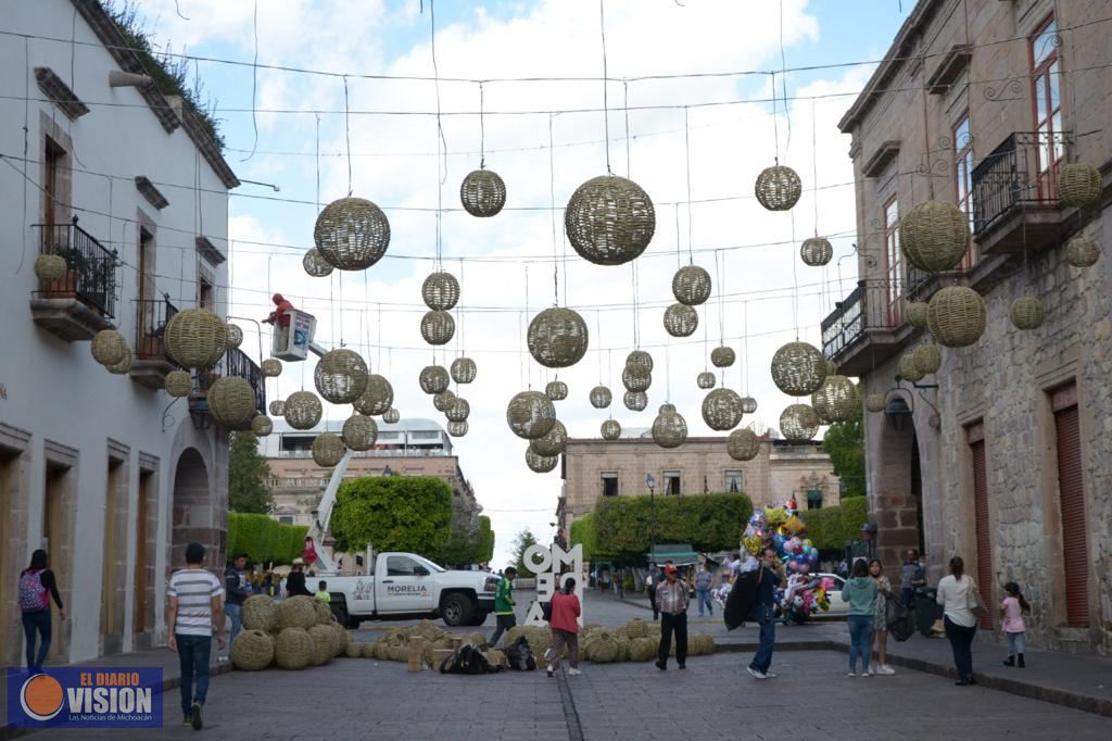 Turismo de Morelia prepara plazas y vialidades con diferentes adornos navideños 