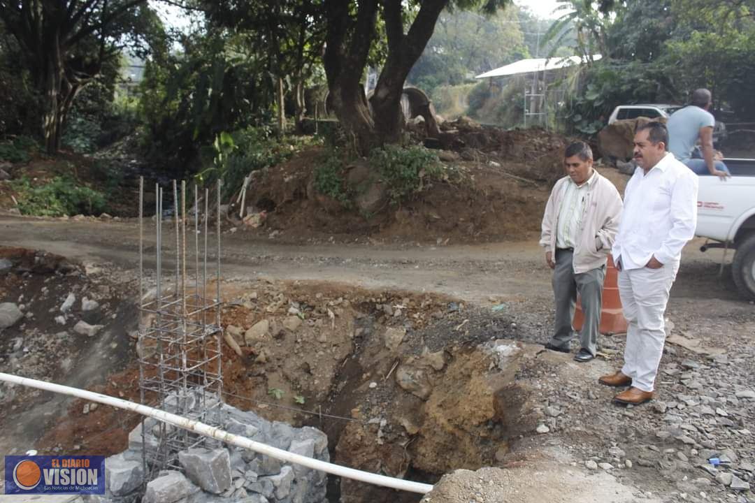 Lupillo Aguilera, supervisó  trabajos de construcción del puente de San Ángel Zurumucapio