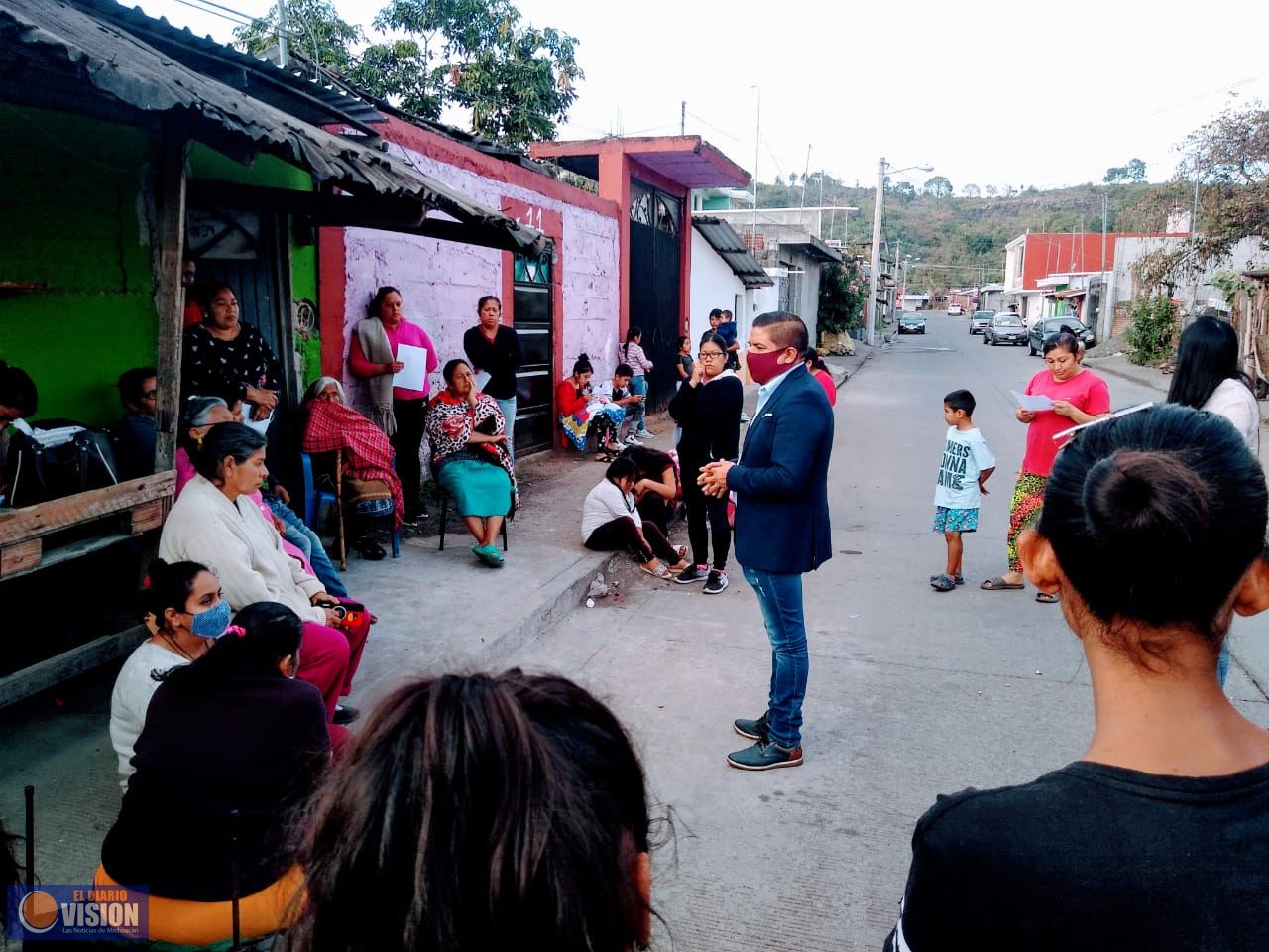Paco Cedillo ofrece los servicios de su Casa de Enlace en diferentes colonias de Uruapan