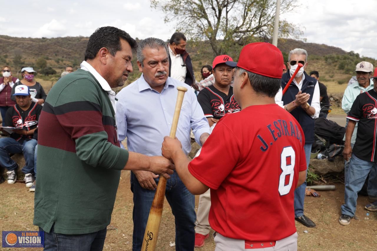 Raúl Morón entrego material deportivo a equipos de béisbol de la tenencia de Cápula 