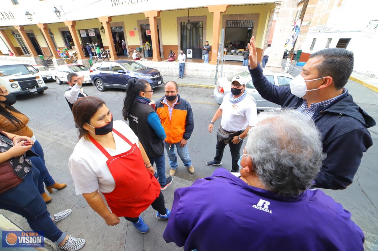 Escucha Juan Carlos Barragán necesidades de comerciantes del mercado Santo Niño