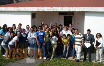 Alumnos y maestros de la Universidad Vizcaya de las Américas, en su visita al Cereso.