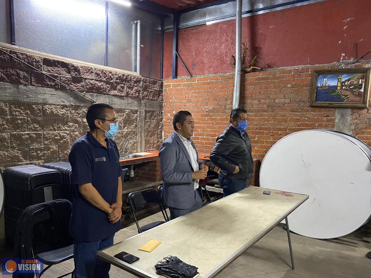 Paco Cedillo entrega apoyo económico a vecinos de San José de la Mina