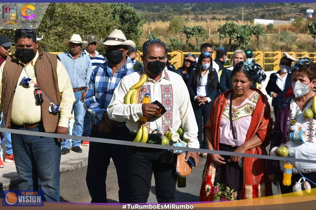 Ariel Trujillo, inauguró el puente de acceso principal en la Tenencia de San Pedro Zipiajo