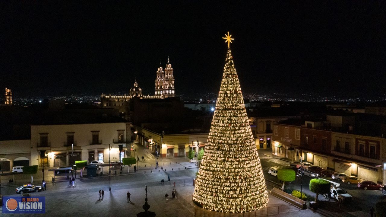 Raúl Morón presenció el encendido del monumental Árbol de Navidad en la plaza Valladolid 