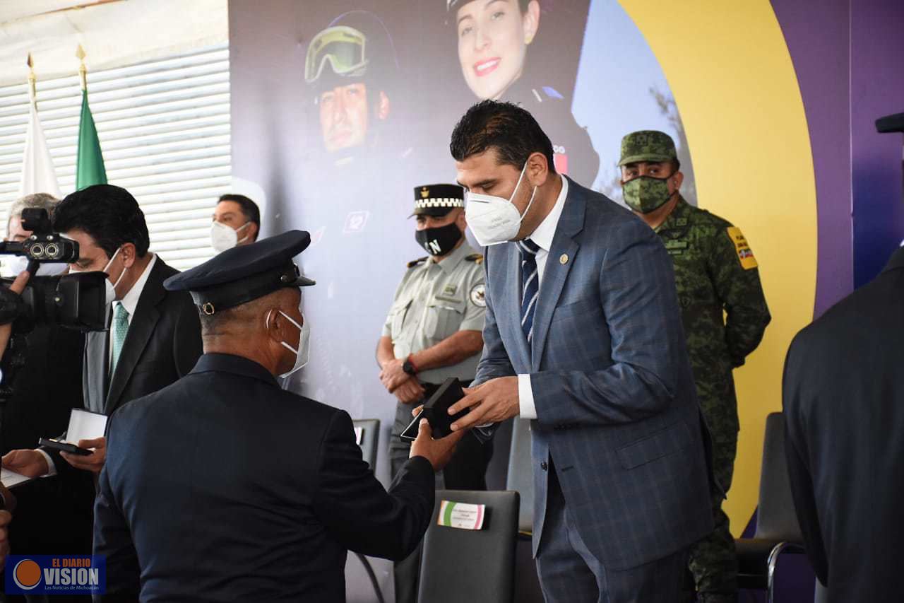 Acuden diputados a entrega de reconocimientos a elementos de la SSP
