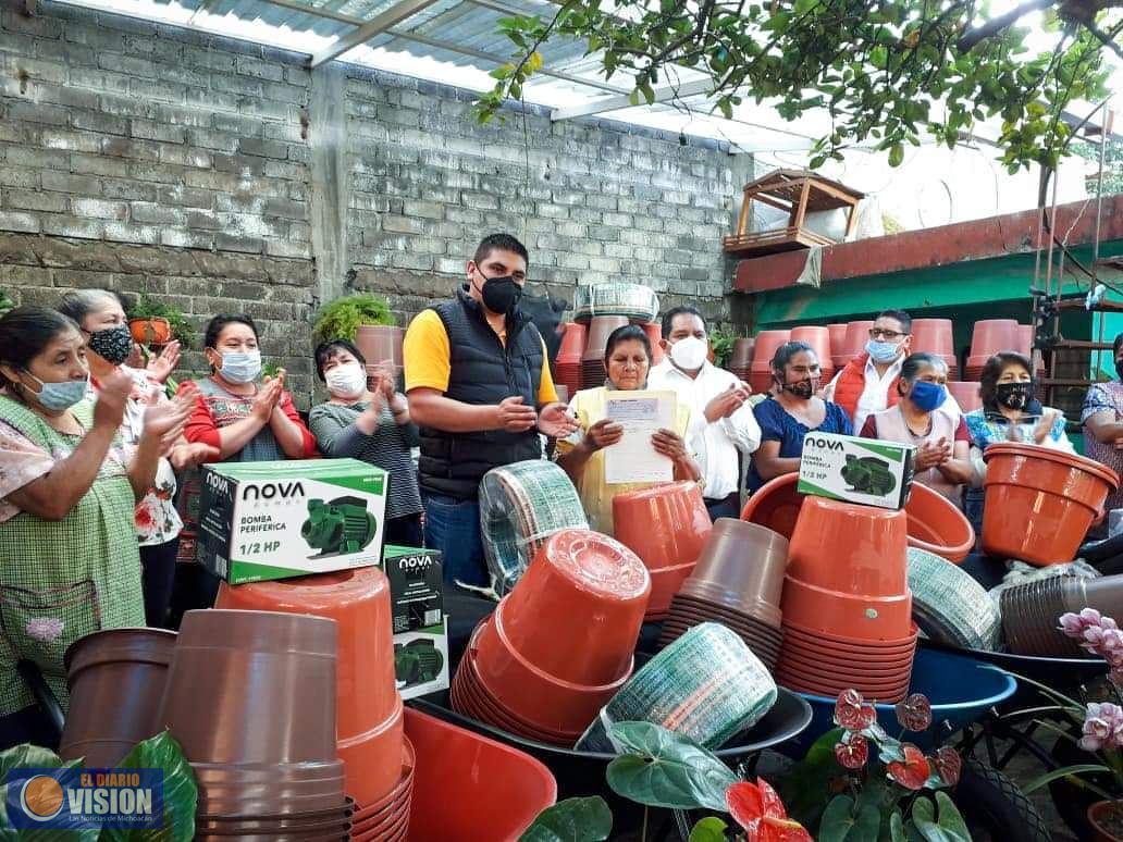 Nelson Villegas Flores, hizo entrega de equipo de producción de Geranio en Tingambato