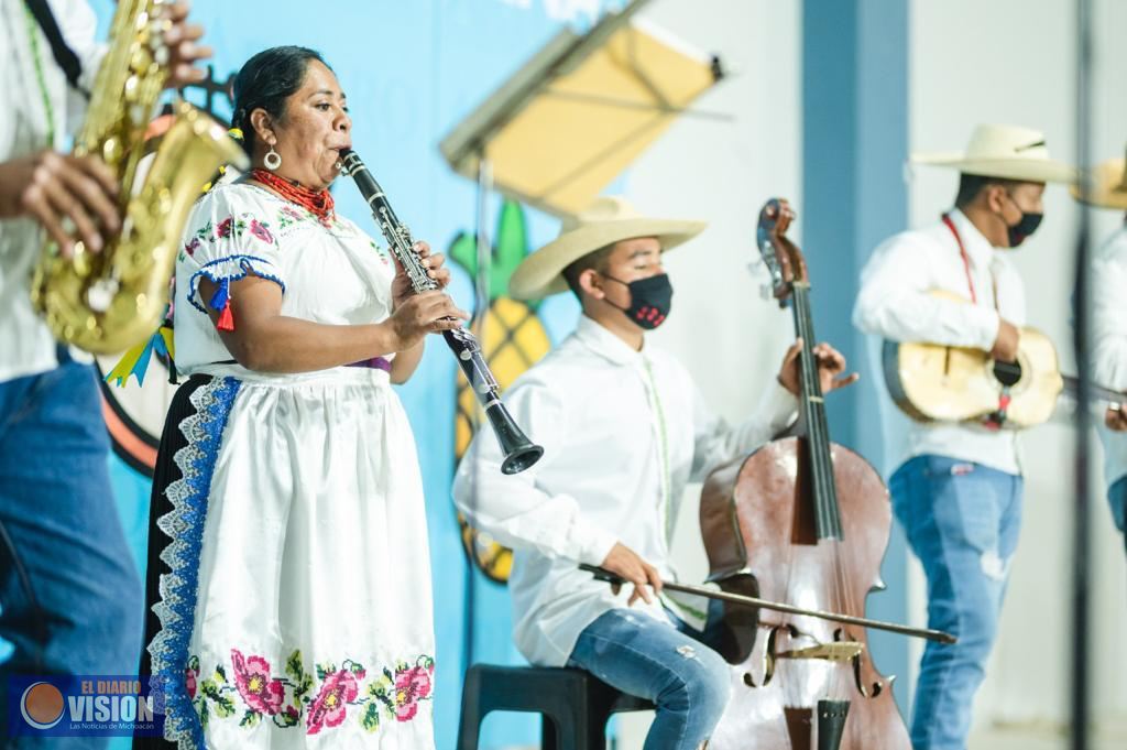 Arturo Hernández respalda a los artesanos y artistas michoacanos 