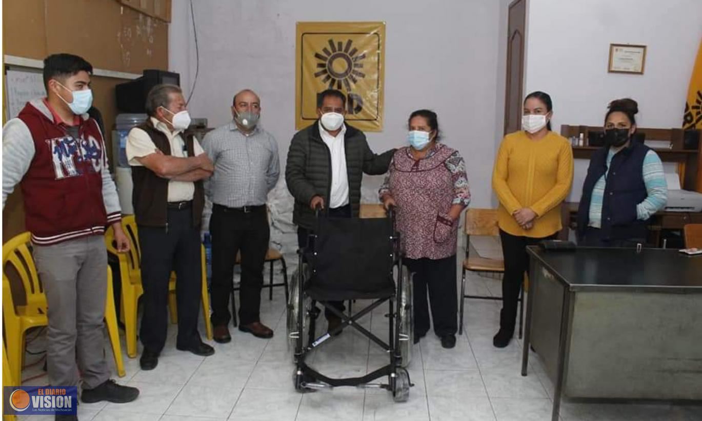 En Villa Madero Lupillo Aguilera entrega sillas de ruedas y apoyos