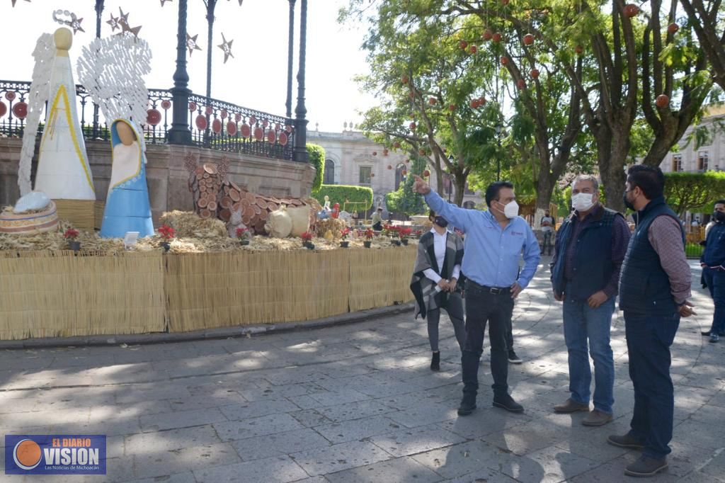 El presidente municipal, Raúl Morón Orozco, entregó apoyos a los artesanos de Capula 