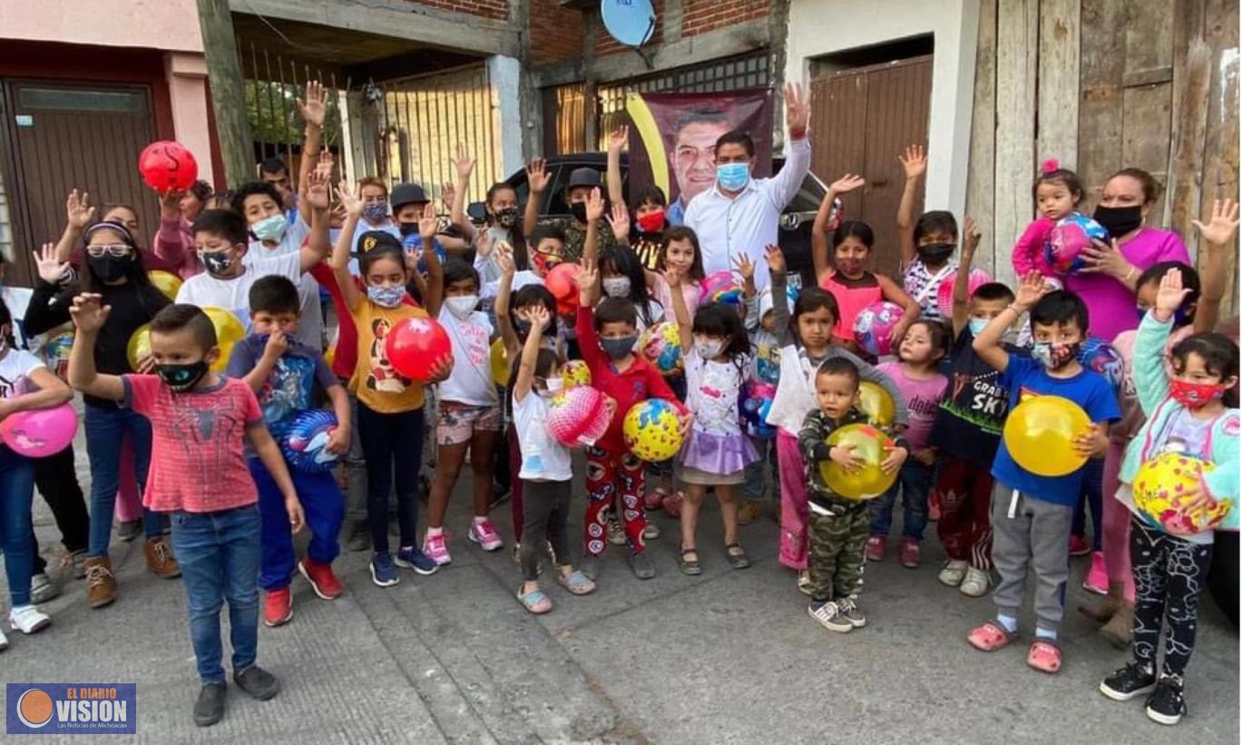 Paco Cedillo ayuda a los Reyes Magos a entregar miles de juguetes a niñ@s de Uruapan 