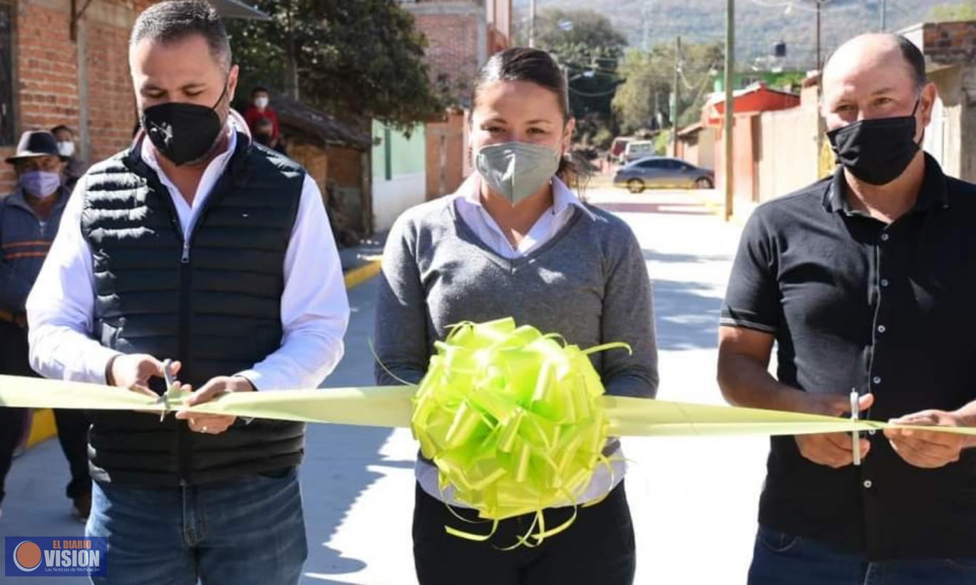 Luis Felipe León Balbanera sigue entregando obras, inaugura pavimentación en colonia Ajolotes 