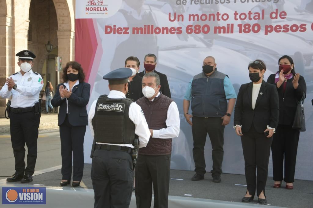 Entrega Raúl Morón cámaras y patrullas a Policía de Morelia 