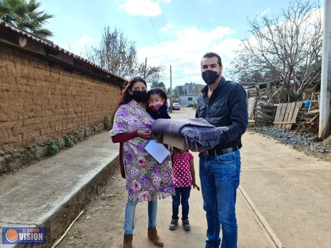Adrián Melgoza, hizo entrega de cobijas en diferentes comunidades