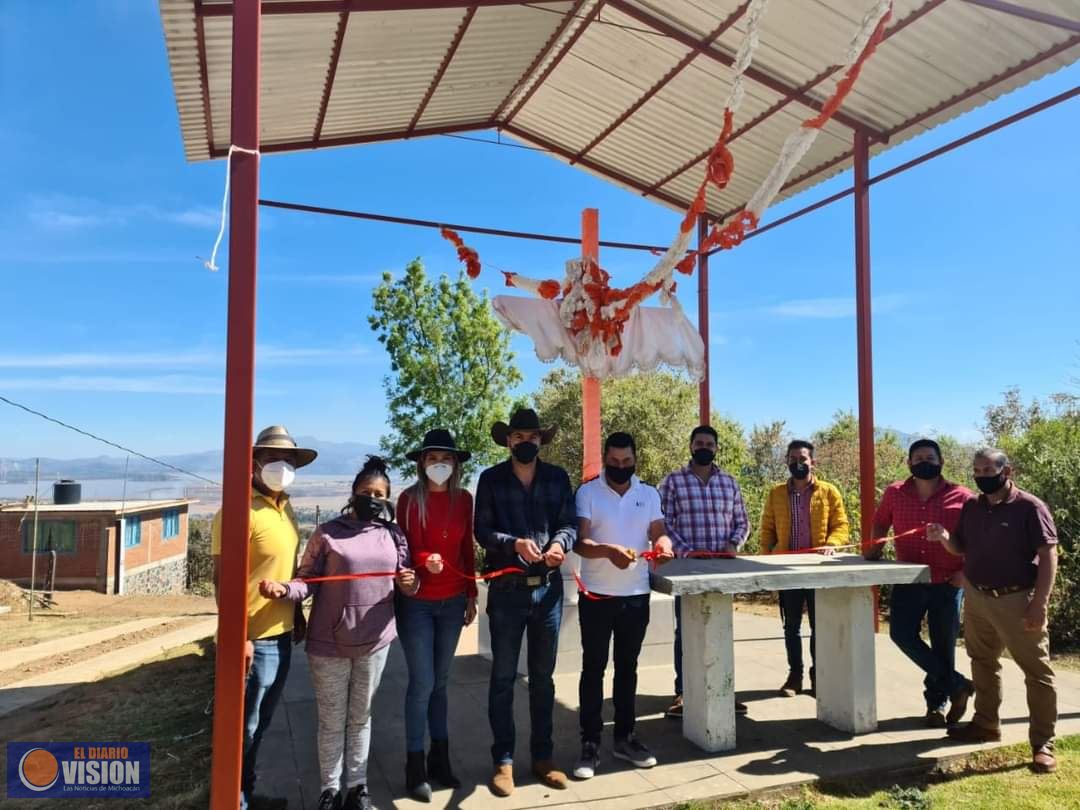 Adrián Melgoza Novoa, inauguró varias obras en la comunidad de Yotatiro