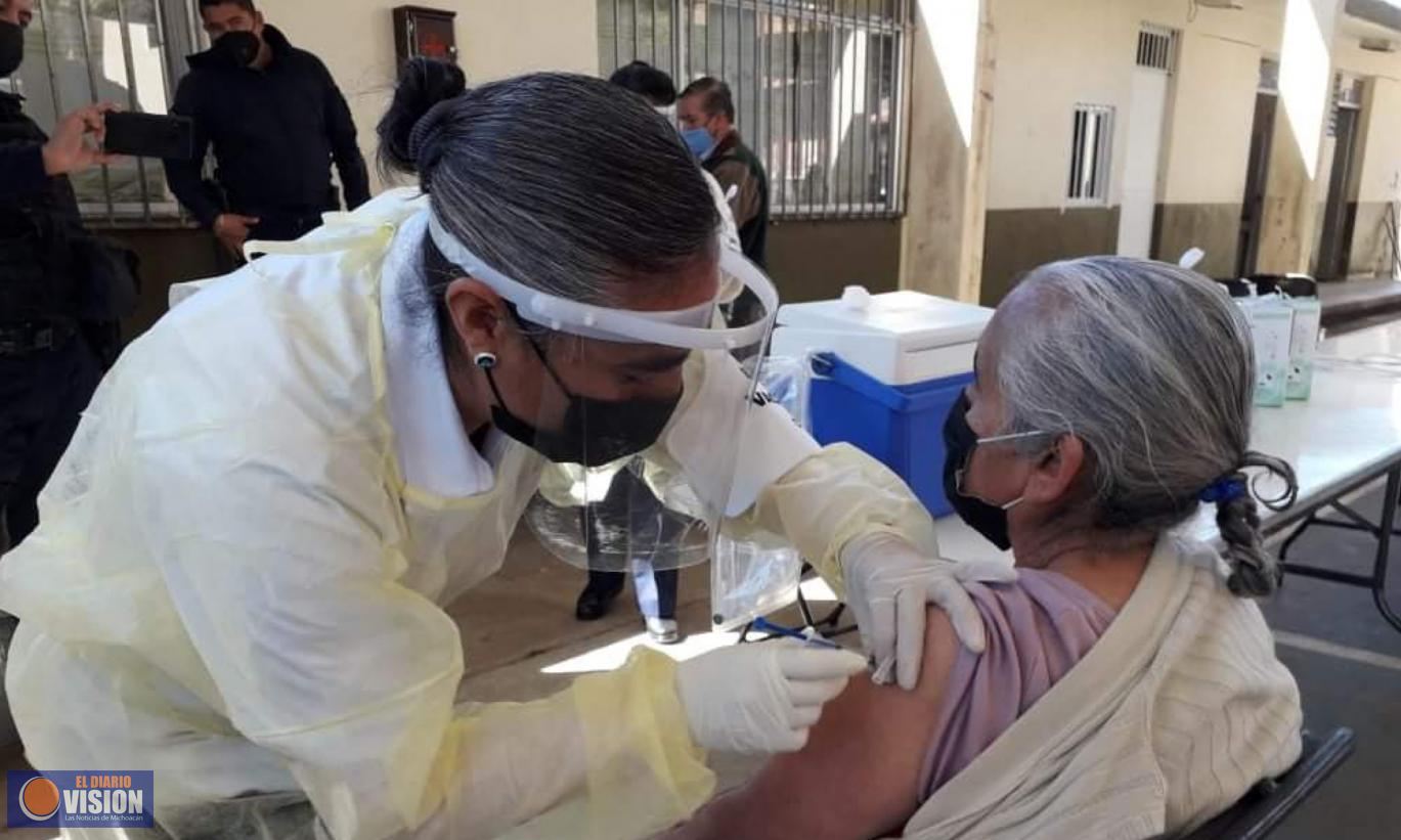 Aplican primera vacuna contra covid-19 a adultos mayores de 60 años en Tingambato