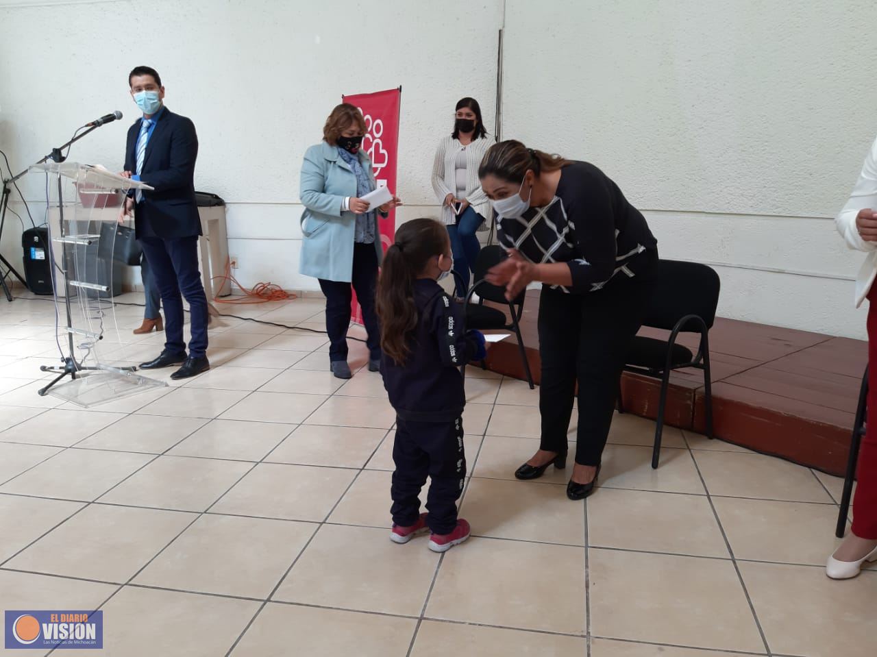 DIF Morelia entrega becas a niños en situación de riesgo 